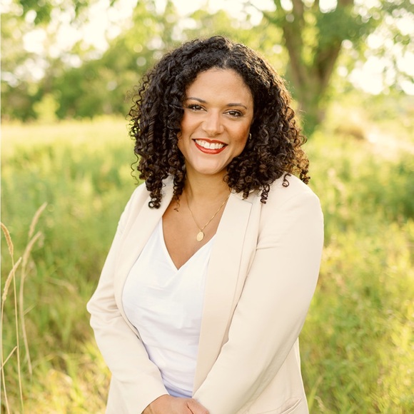 Meet your Posher, Nicole - Picture 1 of 1